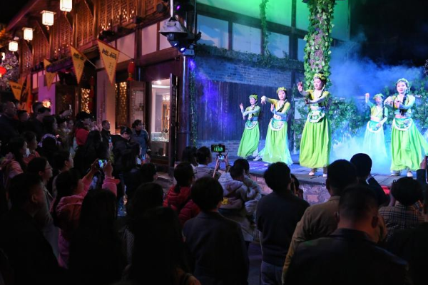 POTRET Pertunjukan Malam di Langzhong