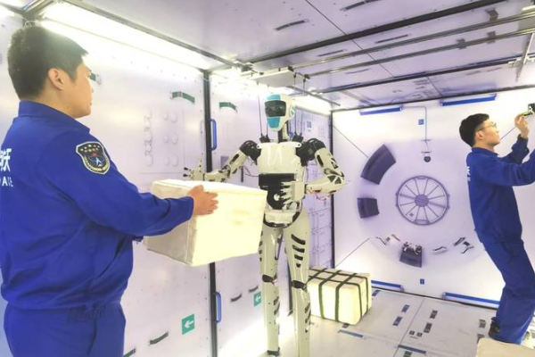 Robot Humanoid Bantu Astronot China