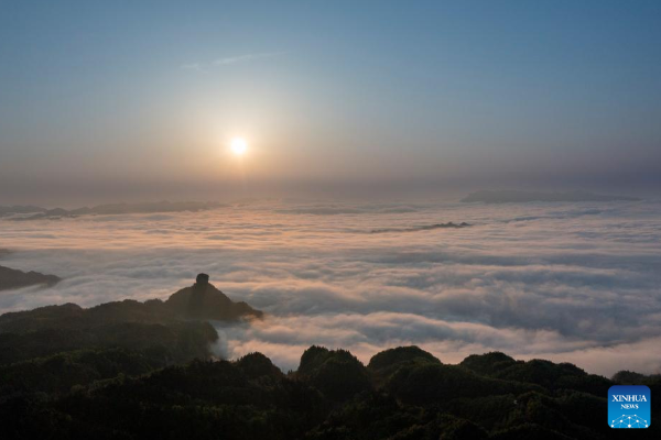 Pemandangan Lautan Awan di Gunung Jinfo