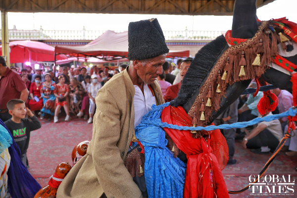 Potret Pesta Dansa di Bazaar Makanan Xinjiang