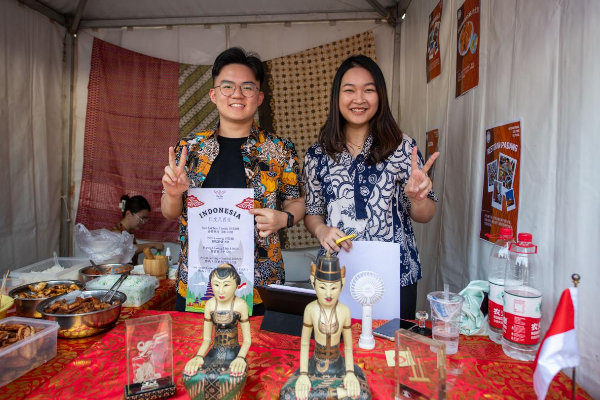 Mahasiswa Global di BFSU Rayakan Festival Budaya