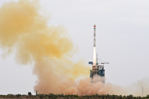 Satelit Eksperimen China Diluncurkan