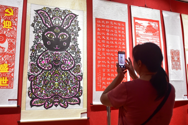 Seni Potong Kertas Dipamerkan di Luoyang
