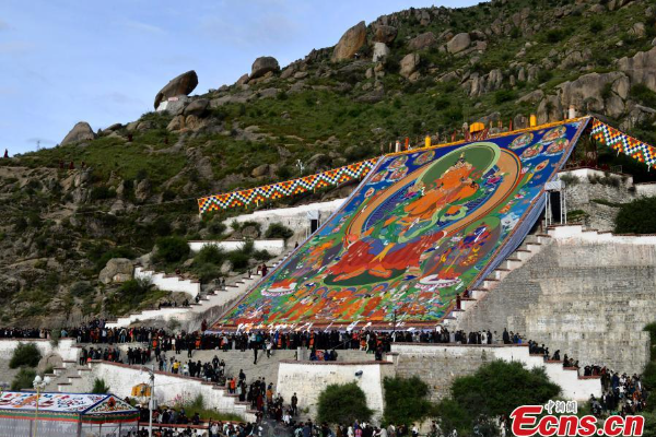 Warga Tibet Rayakan Festival Shoton di Lhasa