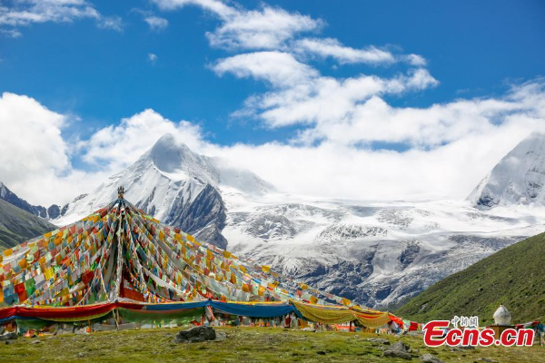 Indahnya Gunung Sapukonglagabo di Tibet
