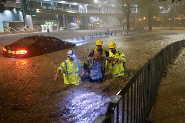 Hong Kong Banjir setelah Libasan Topan Haikui