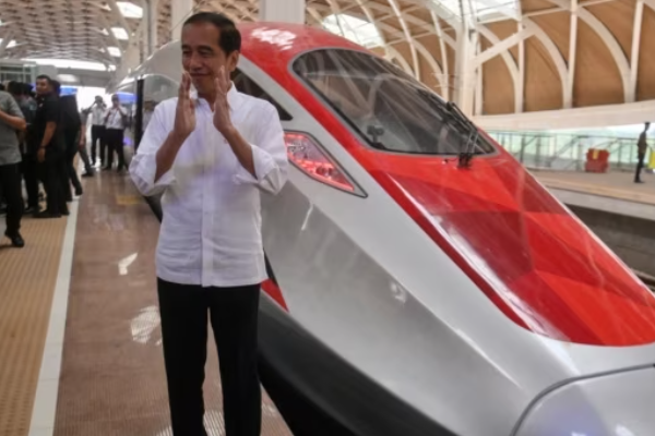 Jokowi Perkirakan KCJB Operasi Awal Oktober 2023