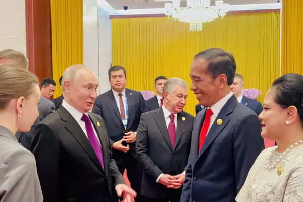 Jokowi Dialog Santai dengan Vladimir Putin di &hellip;