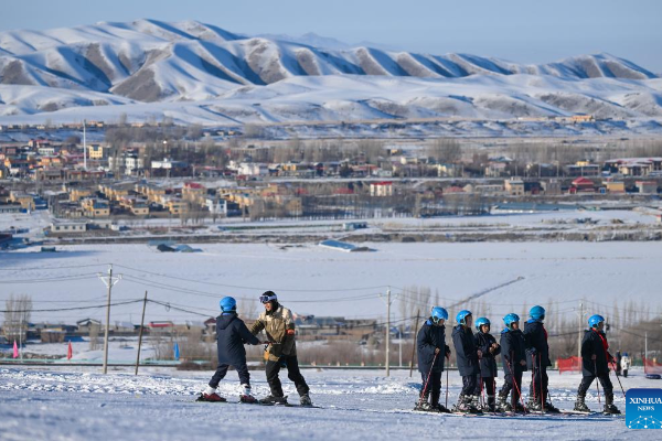 Sekolah di Kota Urumqi Beri Pelajaran Ski