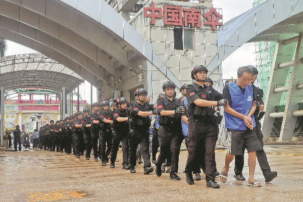 Polisi China Tawarkan Hadiah untuk Informasi 10 &hellip;