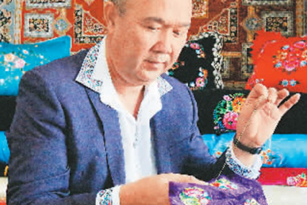 Penyulam Pria Berbakat Promosikan Sulaman Uygur