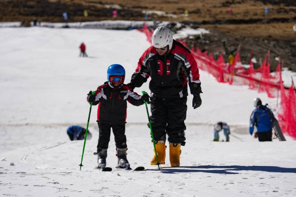 POTRET Resor ski pertama di Xizang, China dibuka