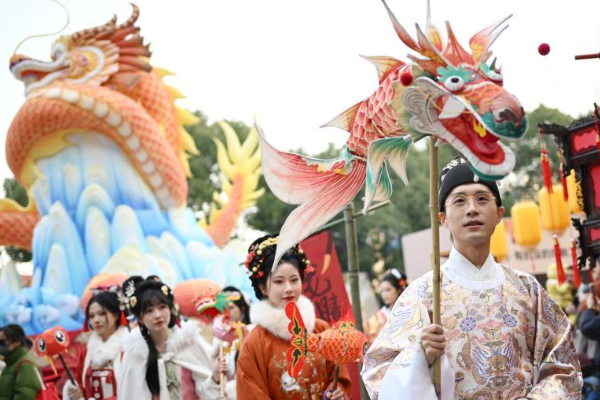 Parade Kostum Tradisional Rayakan Festival Musim &hellip;