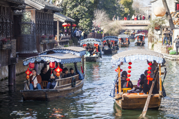 Tur Perahu Tawarkan Pemandangan Kota Huzhou yang &hellip;