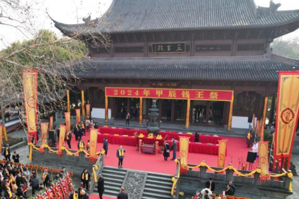 Lebih dari 500 Keturunan Raja Qian Menyembah &hellip;