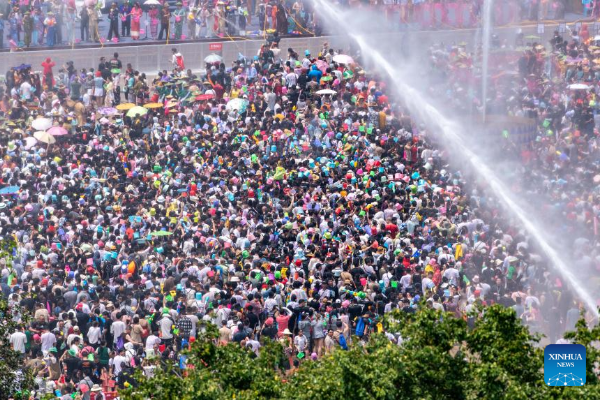 POTRET: Warga Rayakan Festival Percikan air di &hellip;
