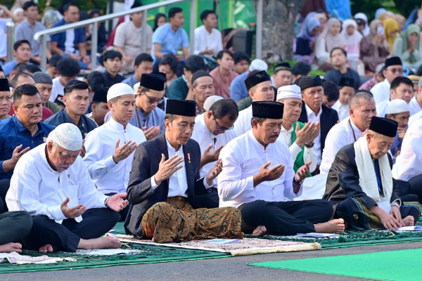 Habis Sholat Idul Adha, Jokowi Serahkan Hewan &hellip;