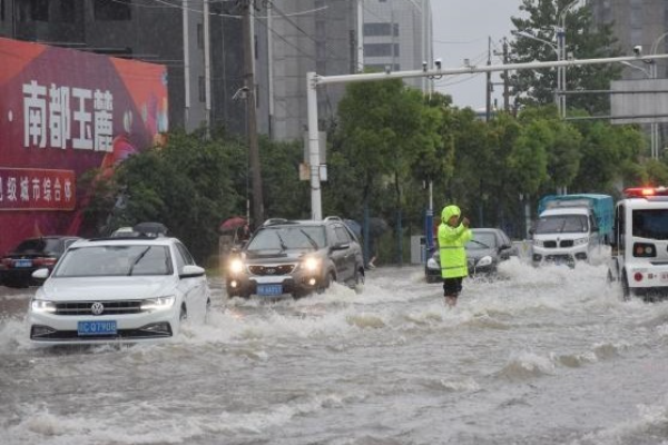 China Keluarkan Peringatan Hujan Badai Tertinggi &hellip;