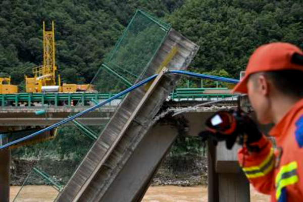 Jembatan Runtuh, China Kerahkan Tim Evakuasi