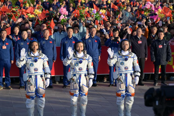 Awak Shenzhou-17 Terima Medali Perhargaan &hellip;