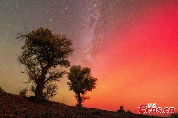 Potret : Aurora Merah Merona di Langit Xinjiang