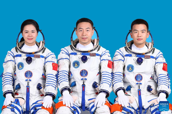 China Kirimkan Kru Shenzhou-19 Untuk Misi Stasiun &hellip;