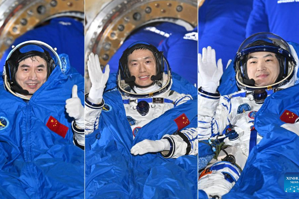 Astronot China Kembali ke Bumi Dengan Selamat