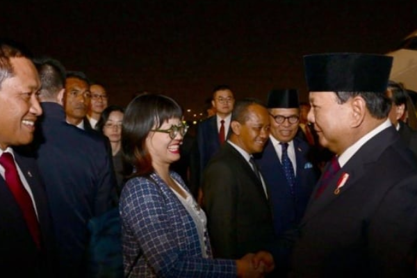 Tiba di Bandara RRT, Presiden Prabowo disambut &hellip;