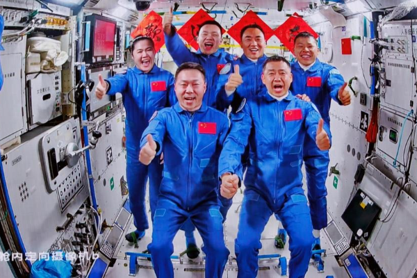 Astronot Shenzhou-20 Memasuki Stasiun Luar Angkasa