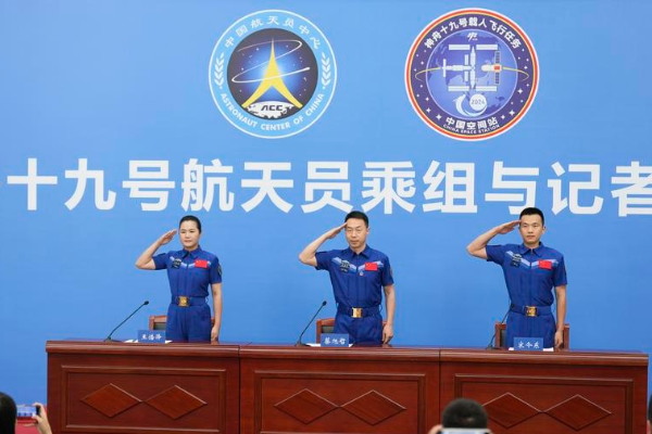 China Sematkan Medali Kepada Astronaut Shenzhou-19