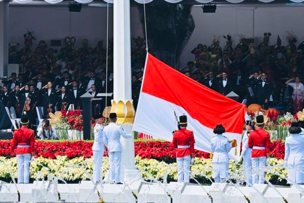 Pimpin Upacara HUT RI Ke 80, Prabowo Cium Bendera &hellip;
