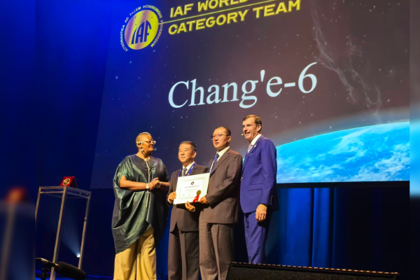 Tim Misi Chang’e-6 Tiongkok Raih Penghargaan &hellip;