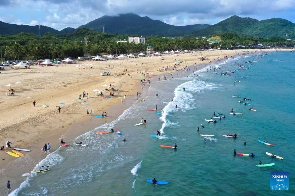 Ombak Pasang, Turis Nikmati Surfing di Riyue Bay, &hellip;