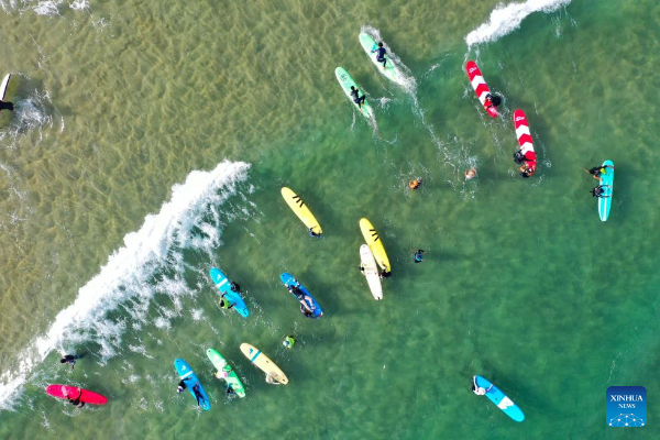 Potret : Keseruan Selancar di Pantai Riyue Bay, &hellip;