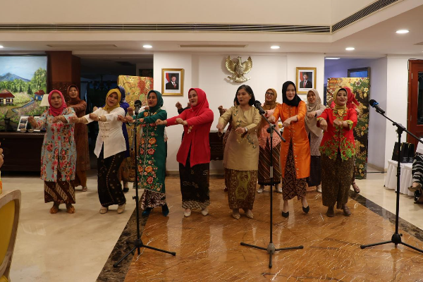 Potret : Keseruan Meracik Jamu di KBRI Beijing