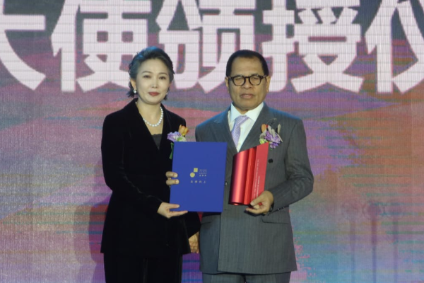Dubes Djauhari Oratmangun Raih Golden Flag Award di Chengdu Atas Kiprah Diplomasi Publik Indonesia