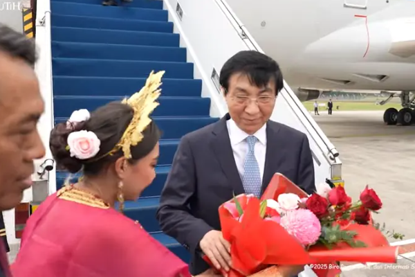 Ketua MPR Tiongkok Wang Huning Tiba di Indonesia, &hellip;