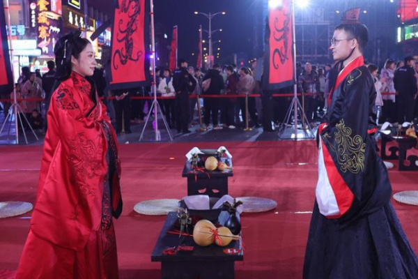 Wanita Tiongkok Nikahi Penyelamatnya Saat Gempa