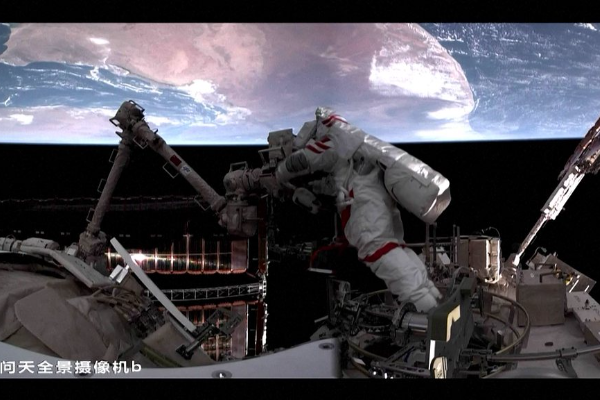 Misi Shenzhou - 21 Resmi Gunakan Baju Antariksa &hellip;