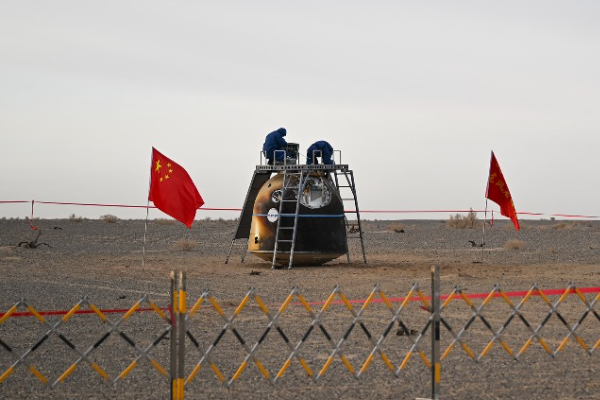 Spacesuit Legendaris China Kembali ke Bumi Usai &hellip;