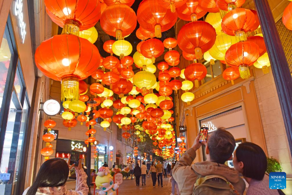 Lampion Meriah Sambut Tahun Baru Imlek di Hong &hellip;