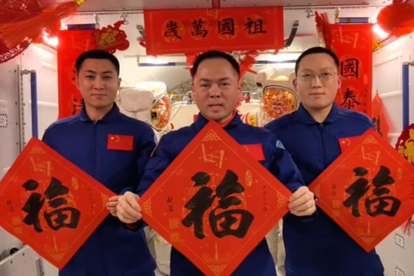 Astronot China Sambut Tahun Kuda Kirim Ucapan Terbaik dan Kue Segar