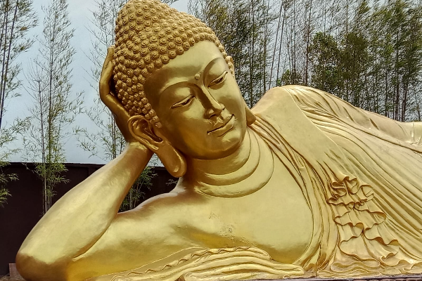 Patung Buddha Tidur Vihara Dharma Shanti Ikon Wisata Religi Kepulauan Riau