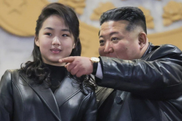 Kim Jong-un dan Putrinya Tampil Seragam di Parade, Picu Isu Suksesi di Korea Utara