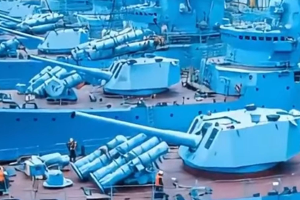 China Uji Meriam 155 mm di Kapal Perang